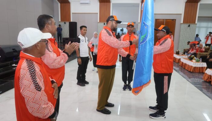 Lepas kontingen ke Popda Maluku Utara Bupati Bassam Kasuba Minta Atlet Berjuang Harumkan Nama Halmahera Selatan.