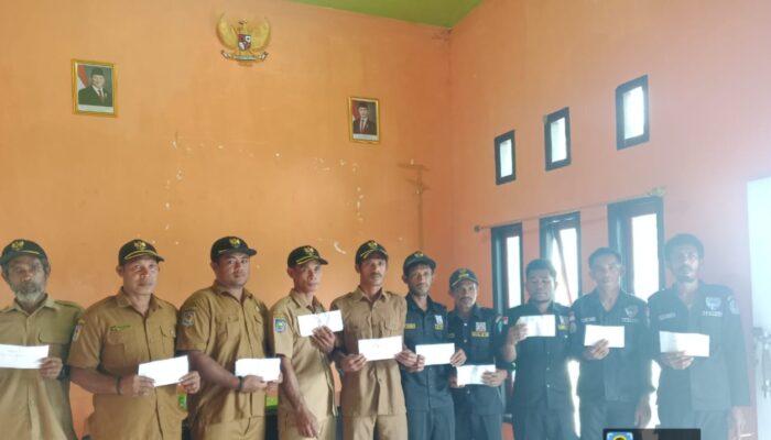 Pemdes Jibubu Salurkan Gaji Perangkat Desa dan BPD