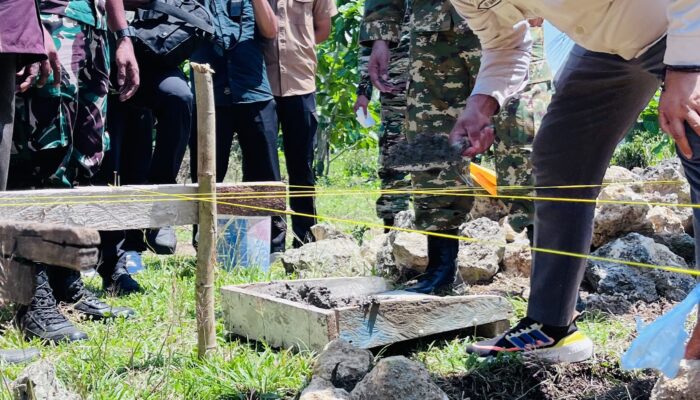 Kadis Perkim Halsel Ir. Ikbal Mustafa, ST., MT. Letakkan Batu Pertama RTLH TMMD Ke-128 di Mafa