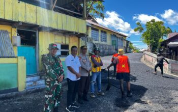 Camat Kayoa Bersama Kapolsek dan Babinsa Tinjau Pembangunan Jalan Hotmix, Ajak Warga Awasi Kualitas Pekerjaan